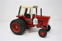 INTERNATIONAL 1586 TOY TRACTOR WITH CAB