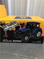 TOY FARMER NEW HOLLAND 8260 TRACTOR 1:16, IN BOX