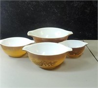 4 piece set of Pyrex nesting bowls