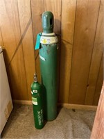 2 oxygen cylinders and regulator