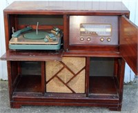 Vintage Philco AM/FM record player in Mahogany