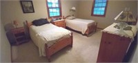 5 piece Knotty Pine bedroom set with two twins