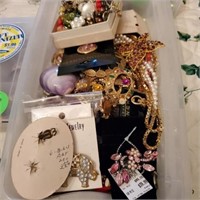 TOTE OF ASSORTED JEWELRY - NECKLACE AND MORE