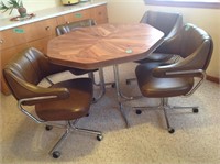 retro kitchen table 41x42x29, 4 roller chairs,