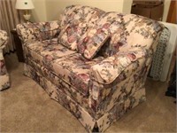 Floral love seat, great conditon