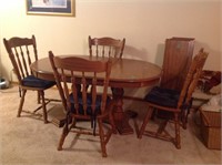 60x41x28.5 dinning room table, 4 chairs,