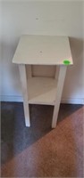 WHITE WOOD SIDE TABLE