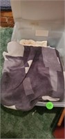 TOTE OF ASSORTED THROWS AND EXTRAS