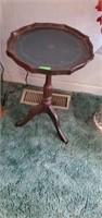 NICE WOOD ACCENT TABLE