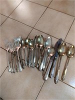 Lot of vintage silverplate cutlery.