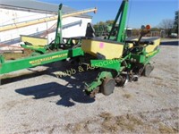 JD 1760 Conservation planter, 8 row, front fold,