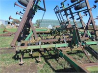 JD 980 27 ½’ field cultivator with walking axles,
