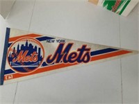 8 MLB Pennant and Paper Tablecloth
