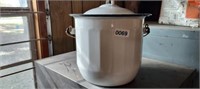 ENAMEL POT WITH LID NEW