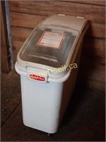 Rubbermaid Feed Box