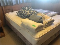 Full size bed w/box springs & mattress w/ headboar