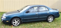1995 Nissan Altima GXE, four door sedan