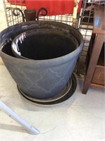 Set of two black outdoor pots with bases