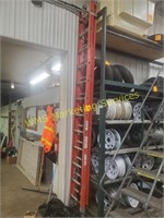 24' Extension Ladder - 300lb Capacity