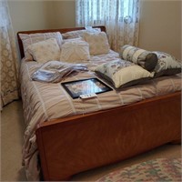 Waterfall Style Full Bed, Bedding