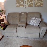 Haining High Point, Reclining Couch w/console.