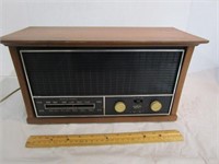 Vintage RCA Victor Radio - Turns on