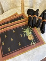 SET OF 4 PINEAPPLE PLACEMATS/NAPKINS