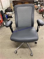 ROLLING OFFICE CHAIR