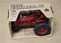 Ertl Farmall 1/16 Scale Die Cast Toy Model Tractor