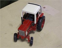 IH 1586 1/16 Die Cast Toy Model Tractor