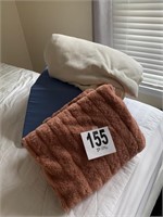 (2) Blankets & Foam Wedge (US3)