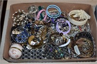 Box of costume jewelry and accessories approx. 5 l
