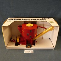 Ertl 1/16 Scale New Holland Grinder-Mixer