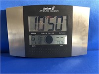 12X9 INCH SKYSCAN ATOMIC CLOCK.  WORKS