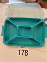Rubbermaid divided container
