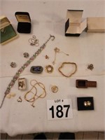 Assorted costume jewelery