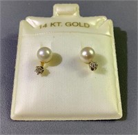14 K gold pearl earrings studs