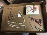 Jewelry tray lot with necklace set