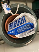 Round Tub w/Plastic Baskets & Planters