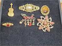 6 Vintage Various Styled Broches