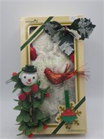 Kitschy fun décor box/bubble let/mistletoe snowman