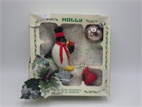 Kitschy fun VTG décor box/penguin/cardinal