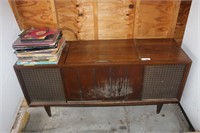 MOTOROLA STEREO CABINET AND 40 RECORDS