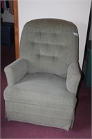 GREEN UPHOLSTERED RECLINING CHAIR
