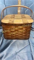 Picnic basket with hinged lid