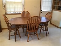 Kitchen table w / 2 leaves & heavy oak chairs