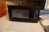 GE Microwave and Glass Cutting Board