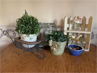 Decorative small shelf, artificial plants/pots,