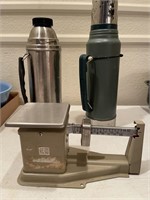 Small scale & 2 Thermos bottles