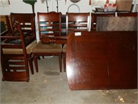 MAHOGANY COLOR TABLE WITH LEAF AND 6 CHAIRS